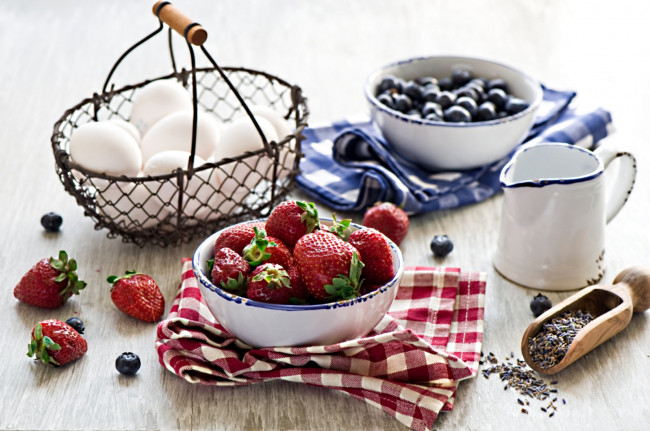 Обои картинки фото еда, натюрморт, клубника, яйца, голубика, полотенце, кувшин
