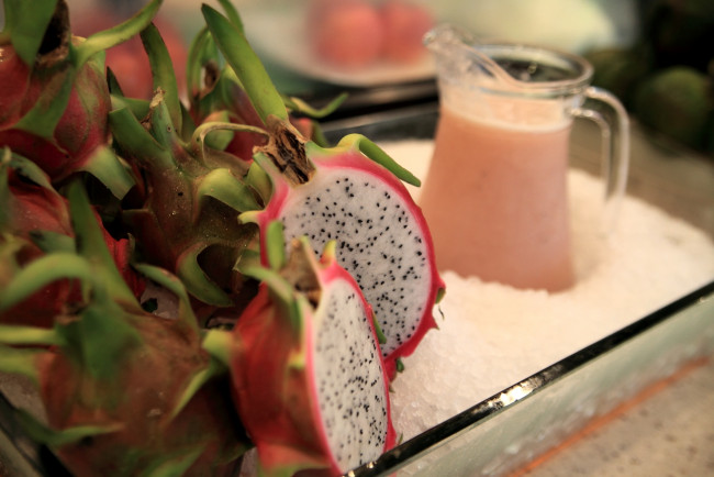 Обои картинки фото еда, питахайя, графин, лед, драконовый, фрукт, сок