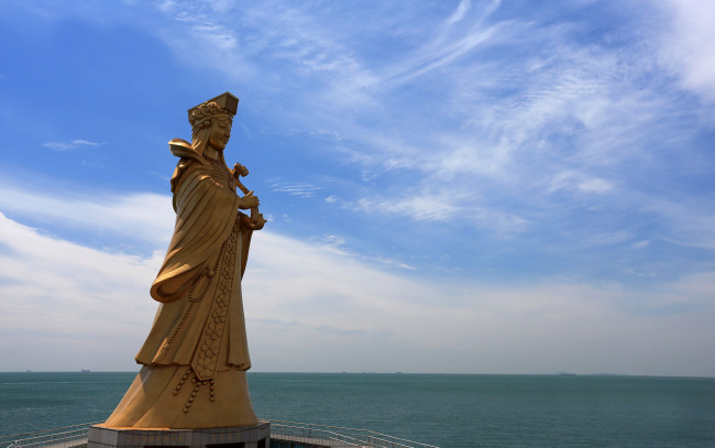 Обои картинки фото города, памятники, скульптуры, арт, объекты, море, облака