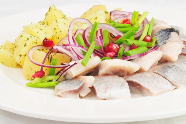 Обои картинки фото еда, рыбные, блюда, морепродуктами, картофель, лук, селёдка, тарелка