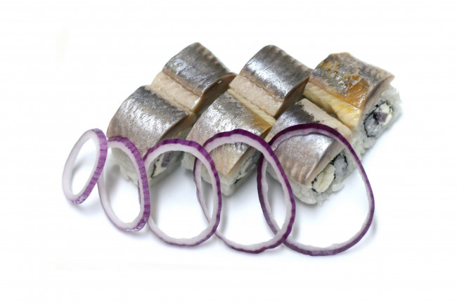 Обои картинки фото еда, рыба, морепродукты, суши, роллы, закуска, белый, фон, кольца, лук, селёдка