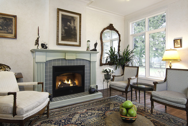 Обои картинки фото интерьер, гостиная, камин, кресла, картина, зеркало