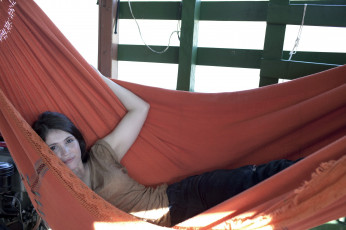 Картинка девушки gemma+arterton футболка гамак улыбка gemma arterton брюки