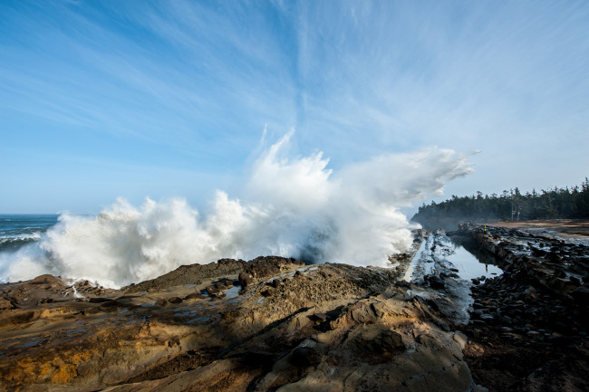 Обои картинки фото природа, стихия, скалы, прибой, брызги, пена