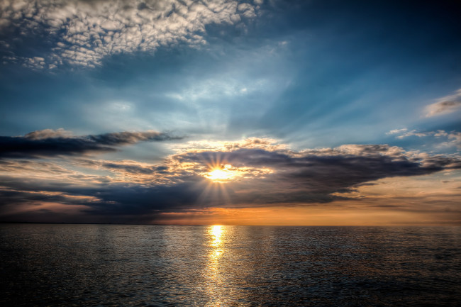Обои картинки фото природа, восходы, закаты, океан, горизонт, штиль, тучи, солнце