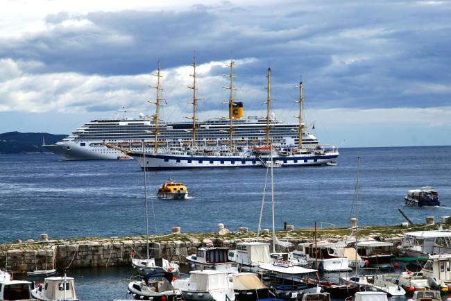 Обои картинки фото корабли, разные вместе, парусник, лайнер