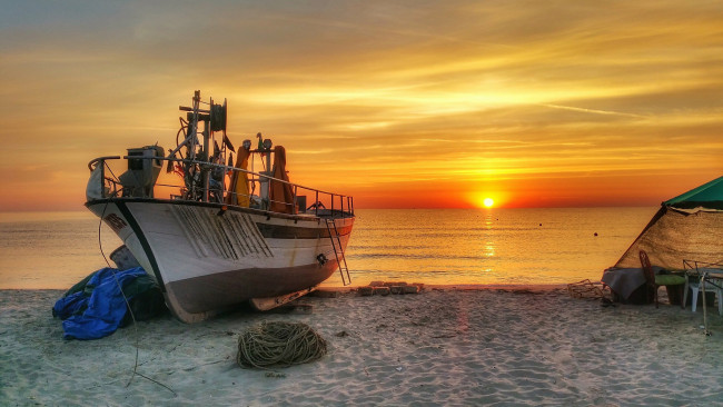 Обои картинки фото корабли, баркасы ,  буксиры, рассвет