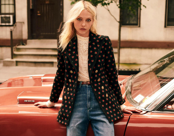 Обои картинки фото девушки, саша пивоварова, модель, блондинка, жакет, джинсы, машина