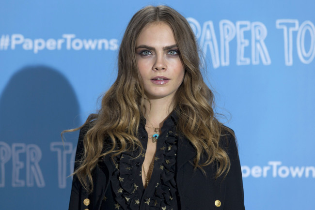 Обои картинки фото девушки, cara delevingne, модель, жакет, блузка