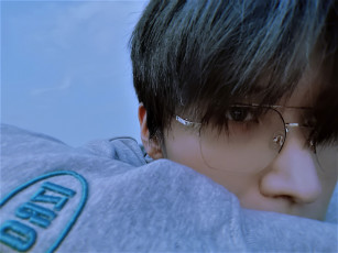 Картинка мужчины liu+haikuan ктер лицо очки свитер