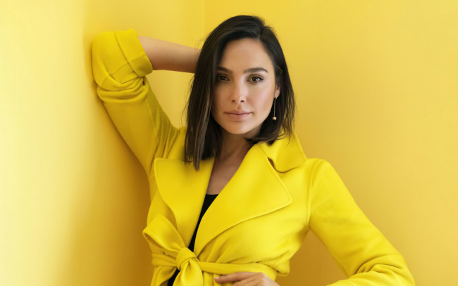 Обои картинки фото девушки, gal gadot, желтый, пиджак