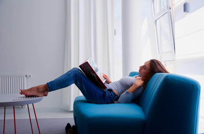 Обои картинки фото девушки, gloria sol, диван, поза, джинсы, книга