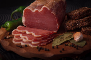 Картинка еда колбасные+изделия перец чеснок копченое мясо