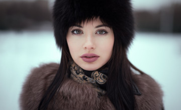 Картинка девушки -+лица +портреты брюнетка взгляд меховая шапка