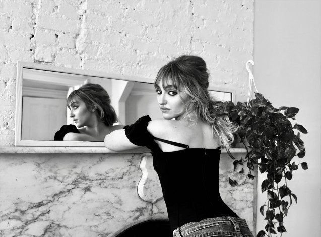 Обои картинки фото galen hopper, девушки, - черно-белые, черно-белая, топ, джинсы, зеркало