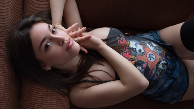 Обои картинки фото девушка - girl, девушки, - брюнетки,  шатенки, девушка, женщина, брюнетка, темноволосая, сексуальная, модель, звезда, позирует, разная, обувь, верхняя, стильная, одежда, нижнее, эротическое, бельё, трусы, лифчик, колготки, чулки, аксессуары, макияж, и, множество, элементов, на, фотографии