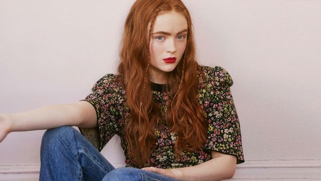 Обои картинки фото девушки, sadie sink, рыжая, блузка, джинсы