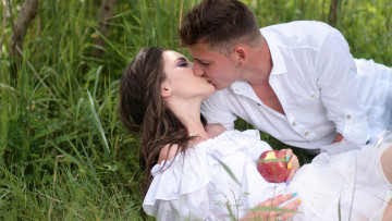 Картинка разное мужчина+женщина влюбленные поцелуй