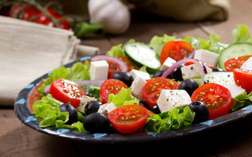обоя еда, салаты,  закуски, помидоры, огурец, салат, сыр, маслины