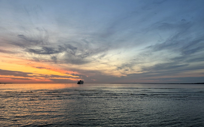 Обои картинки фото природа, моря, океаны, море, облака, небо, закат, судно