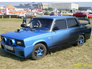 Картинка автомобили выставки уличные фото