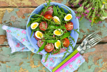 Картинка еда салаты +закуски яйца горох колбаса помидоры