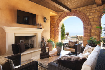 Картинка интерьер гостиная арки диван камин