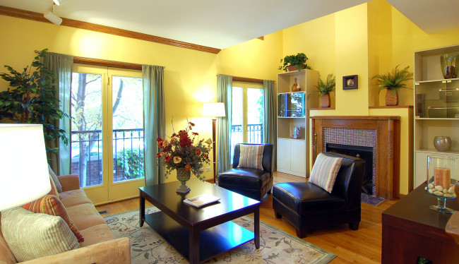 Обои картинки фото интерьер, гостиная, тумба, ковер, цветы, газета, подушки, кресла, букет, комната, диван, окна, шторы, ваза, стол, камин, шкафы