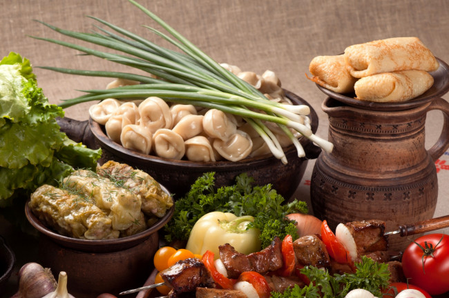 Обои картинки фото еда, разное, блины, лук, пельмени