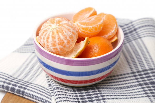 Обои картинки фото еда, цитрусы, салфетка, чашка, дольки, мандарины