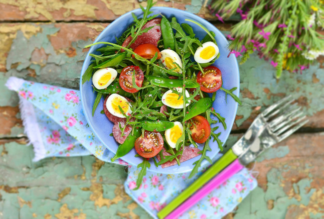 Обои картинки фото еда, салаты,  закуски, яйца, горох, колбаса, помидоры