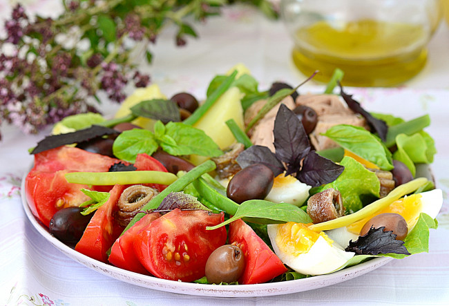 Обои картинки фото еда, салаты,  закуски, маслины, яйца, помидоры