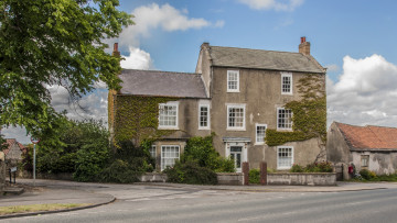 Картинка города -+здания +дома облака асфальт деревья