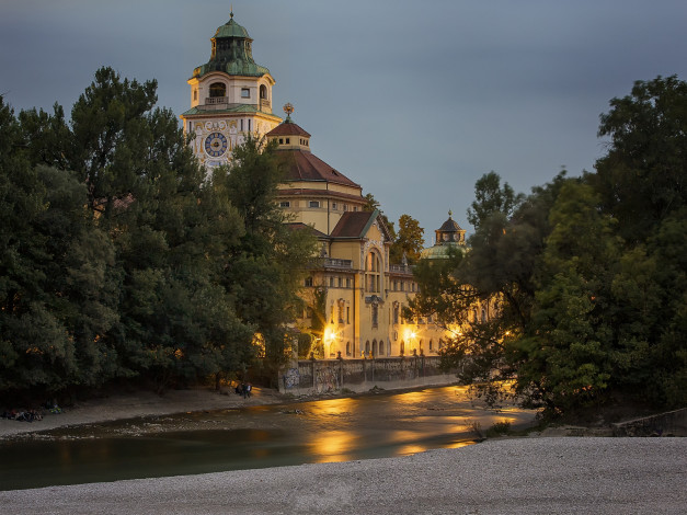 Обои картинки фото германия, города, мюнхен , галька, река, часы, здание