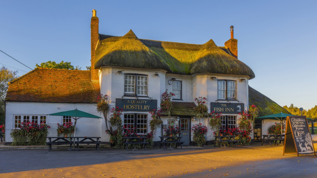 Обои картинки фото англия, города, - здания,  дома, скамейки, цветы, зонт