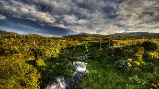 Обои картинки фото природа, реки, озера, забор, холмы, вода, трава, облака