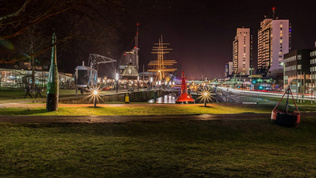 Обои картинки фото германия, города, - огни ночного города, трава, дорожка, здания