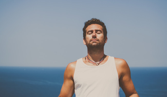 Обои картинки фото мужчины, - unsort, небо, горизонт, спокойствие, ожерелье, мужчина, море