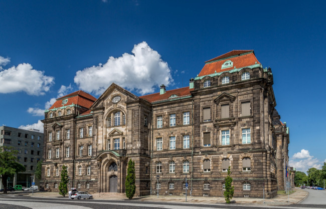 Обои картинки фото германия, города, дрезден , машина, здание, облака, деревья