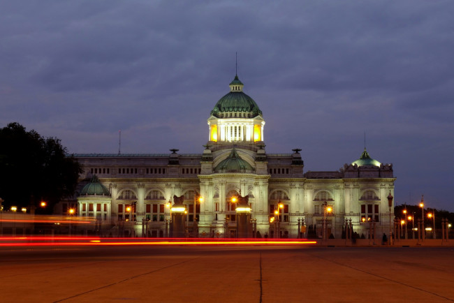 Обои картинки фото таиланд, города, - огни ночного города, фонари, дерево, здание