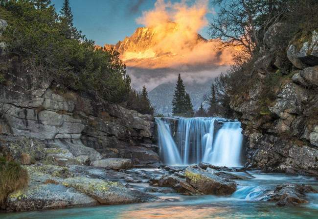 Обои картинки фото природа, водопады, облака, камни, растения, водоем