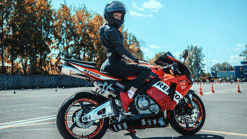 Картинка мотоциклы мото+с+девушкой фон взгляд девушка