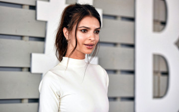 Картинка девушки emily+ratajkowski белое платье