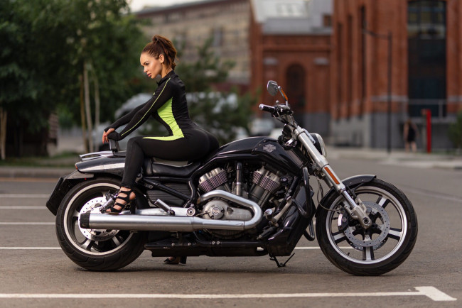 Обои картинки фото брюнетка и harley davidson, мотоциклы, мото с девушкой, деревья, харли, дэвидсон, высокие, каблуки, брюнетка, женщины, с, мотоциклами