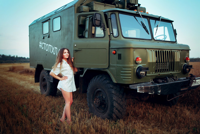 Обои картинки фото газ- 66, автомобили, -авто с девушками, поле, модель, девушка, шишига, автомобиль, газ-, 66