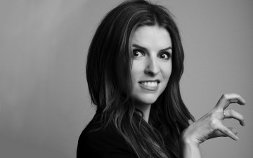 Картинка девушки anna+kendrick черно-белая лицо эмоции рука