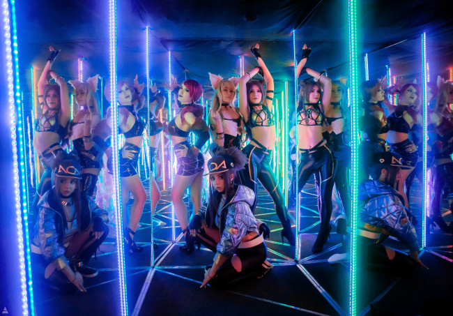 Обои картинки фото девушки, - креатив,  косплей, kda, костюмы, группа, зеркала, коридор