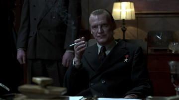 Картинка кино+фильмы the+coldest+game мужчина награда сигарета лампа