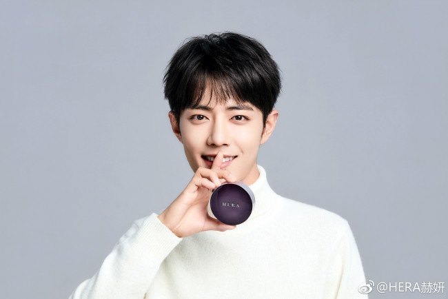 Обои картинки фото мужчины, xiao zhan, актер, свитер, коробочка