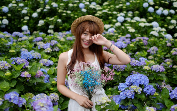 Картинка девушки -+азиатки шатенка букет шляпа гортензии